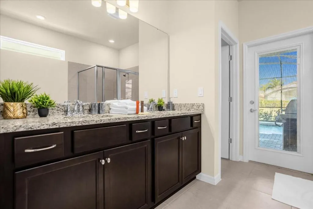 7 Bedrooms- 6 Bathrooms- Windsor Island 4057 La Davenport