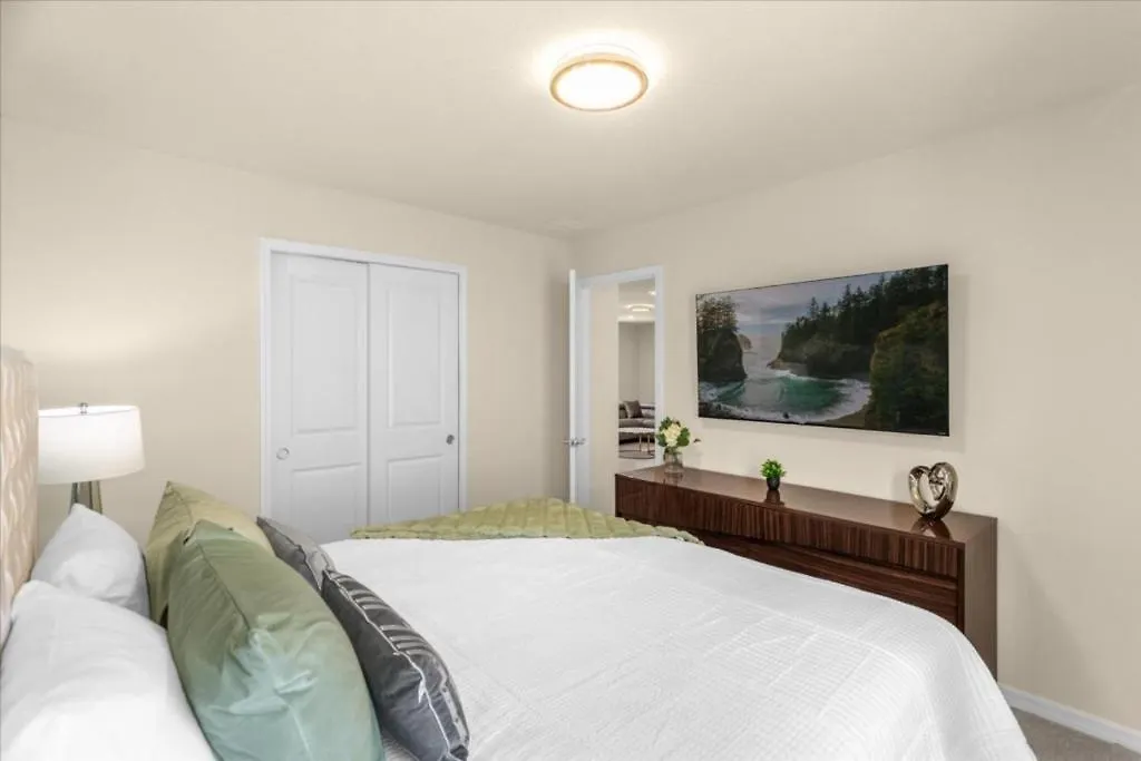 7 Bedrooms- 6 Bathrooms- Windsor Island 4057 La Davenport