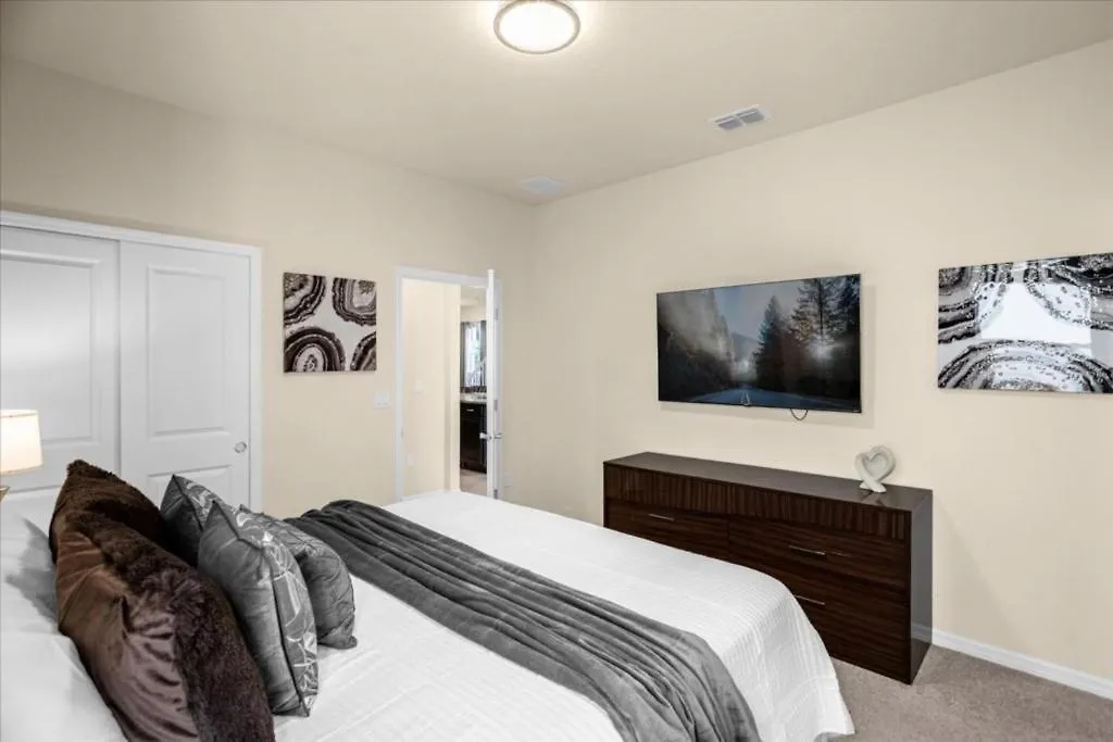 7 Bedrooms- 6 Bathrooms- Windsor Island 4057 La Davenport United States