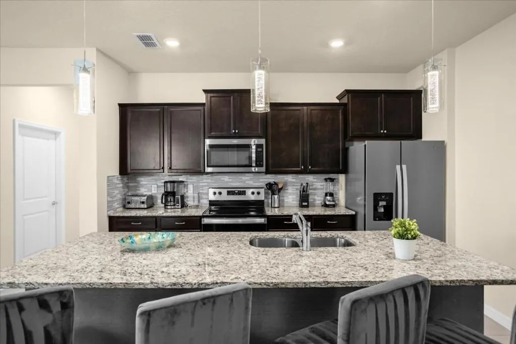 7 Bedrooms- 6 Bathrooms- Windsor Island 4057 La Davenport United States